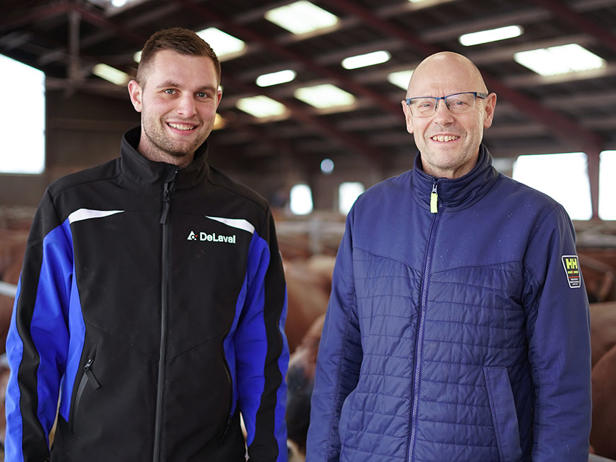 Hier sieht man den Landwirt Jeppe Ulvsbjerg (links) von Ulvsbjergård in Dänemark mit seinem Vater 