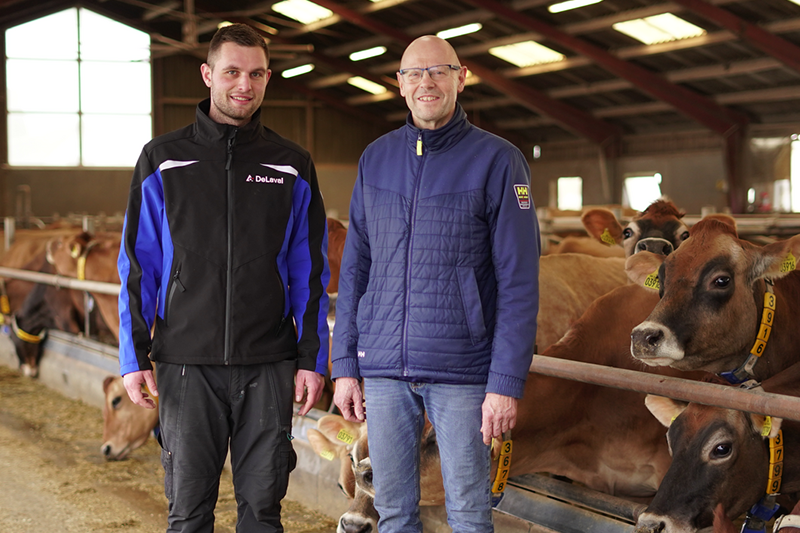 Melkveehouder Jeppe Ulvsbjerg (links) van Ulvsbjergård in Denemarken met zijn vader