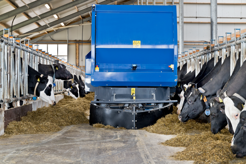 DeLaval OptiWagon op de voergang met koeien aan het voerhek
