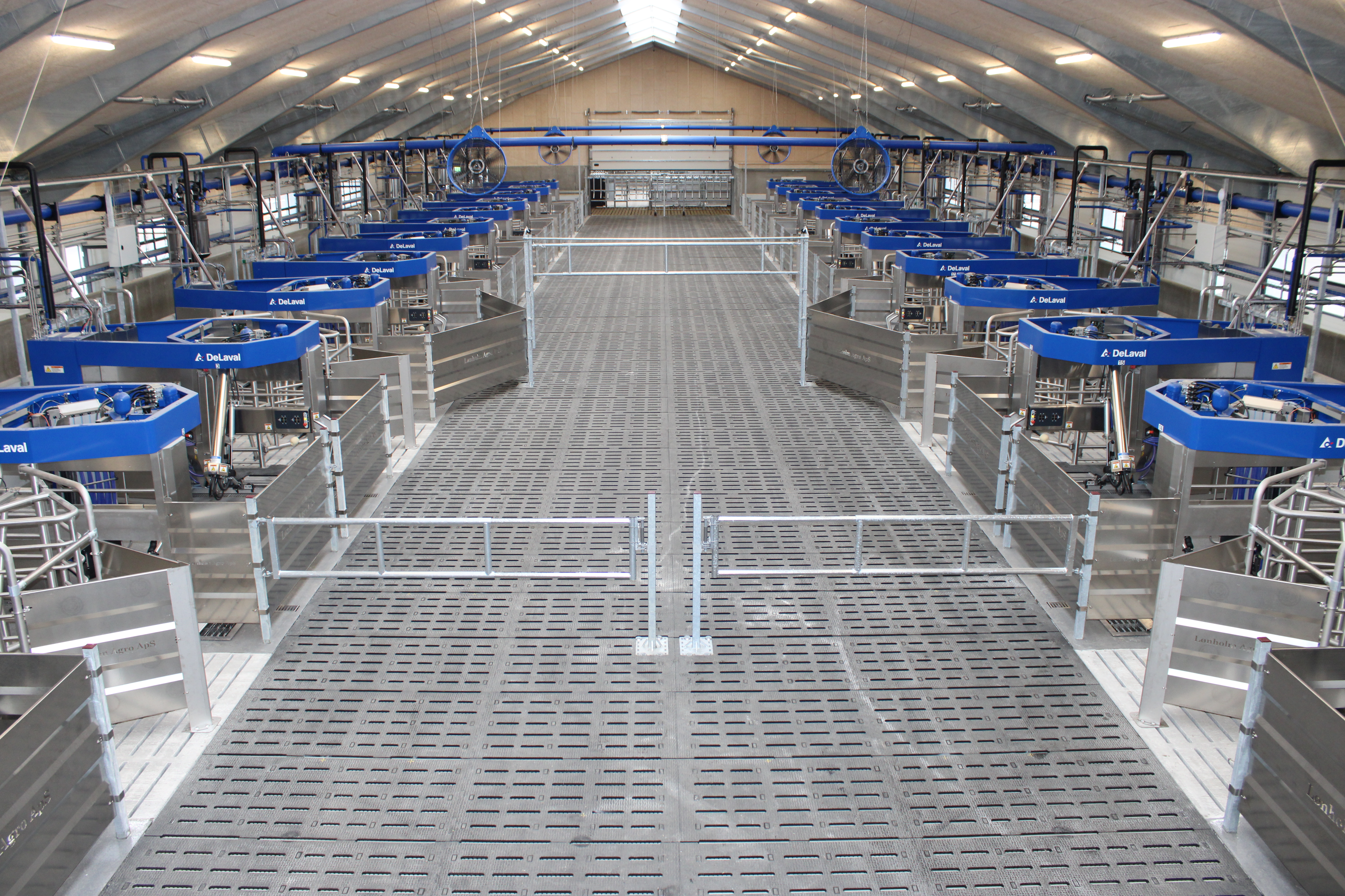 Lonholm Agro_Batch milking_24 vms batch incl. collection area.JPG